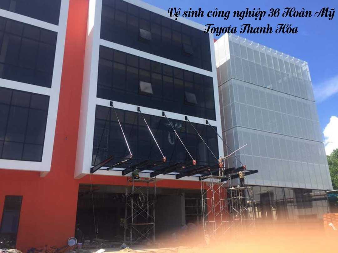 Vệ sinh kính sau xây dựng_Toyota Thanh Hoa